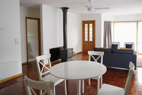 Canyon Walk House & Unit - Accommodation Redcliffe 2