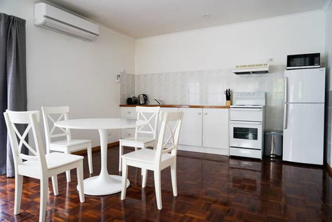 Canyon Walk House & Unit - Accommodation Redcliffe 1
