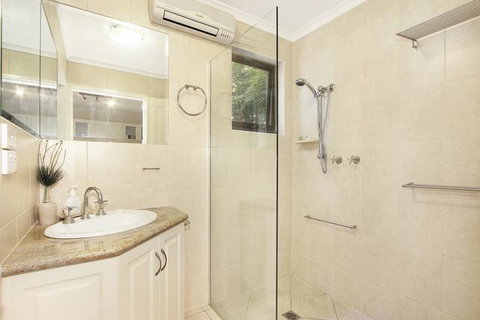 Canyons Bend - 5 Minute Walk To Shops And Cafes - Accommodation Redcliffe 1