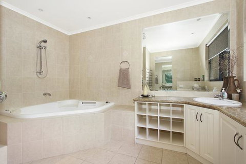 Canyons Bend - 5 Minute Walk To Shops And Cafes - Accommodation Redcliffe 3