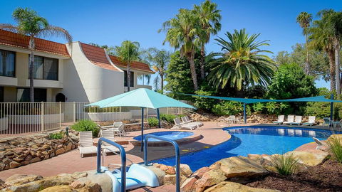 Capri Waters Country Club - Accommodation Redcliffe 2