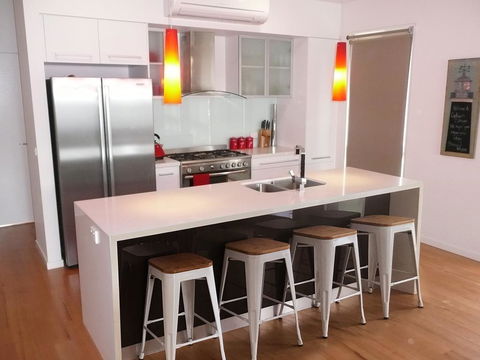 Captain's Cottage - Accommodation Redcliffe 1