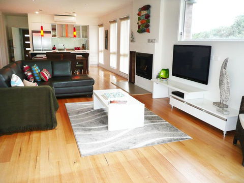 Captain's Cottage - Accommodation Redcliffe 3