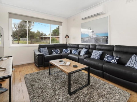 Captains Cottage - Accommodation Redcliffe 2