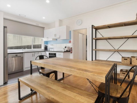 Captains Cottage - Accommodation Redcliffe 3