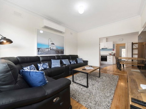 Captains Cottage - Accommodation Redcliffe 0
