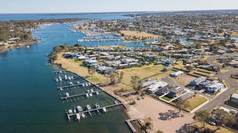 Captains Hideaway - Jetty Berth And Pet Friendly - Accommodation Redcliffe 0