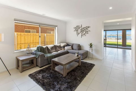 Captains Hideaway - Jetty Berth And Pet Friendly - Accommodation Redcliffe 3