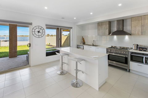 Captains Hideaway - Jetty Berth And Pet Friendly - Accommodation Redcliffe 1