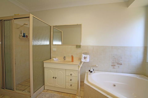 Carefree On Cormorant - Accommodation Redcliffe 3