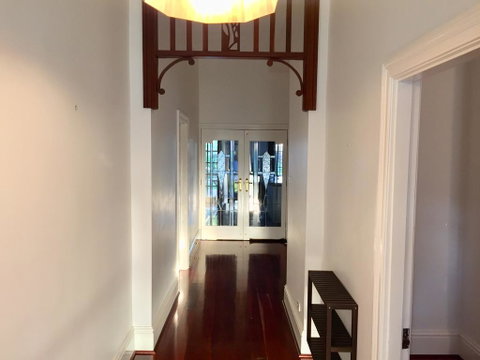 Carey Cottage - Accommodation Redcliffe 1