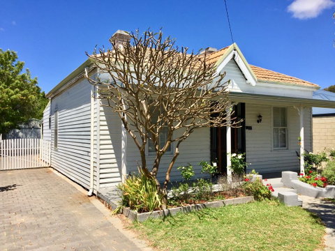 Carey Cottage - Accommodation Redcliffe 0