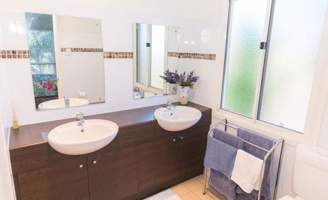 Carri-away - 15 Solitude Drive - Accommodation Redcliffe 1