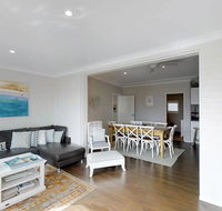 Casa Sorella - beachfront family home - Accommodation Redcliffe