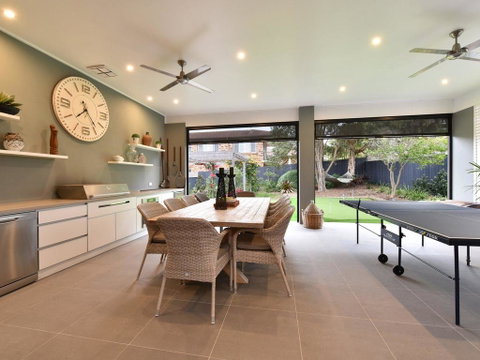 Caves Luxury Beachside Escape - Literally Across The Road From Surf Club - Accommodation Redcliffe 2