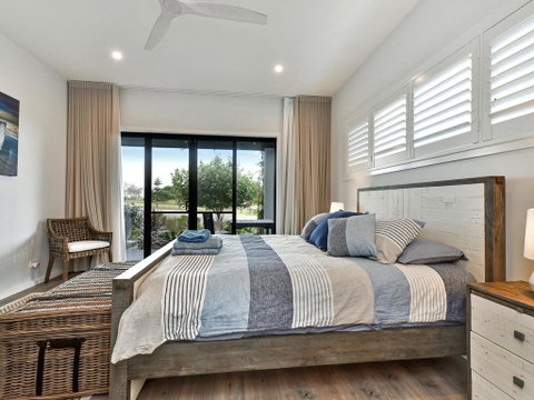 Caves Luxury Beachside Escape - Literally Across The Road From Surf Club - Accommodation Redcliffe 3