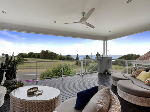 Caves Luxury Beachside Escape - Literally Across The Road From Surf Club - Accommodation Redcliffe 0