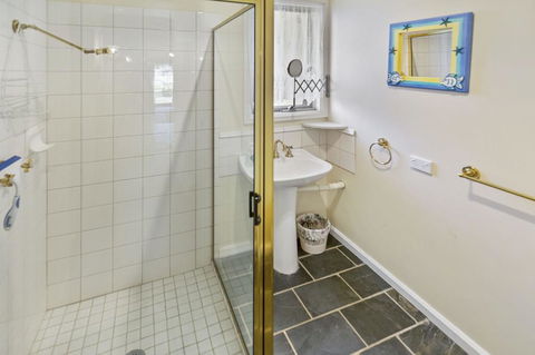 Cedar Cottage - Close To Water And Pet Friendly - Accommodation Redcliffe 1