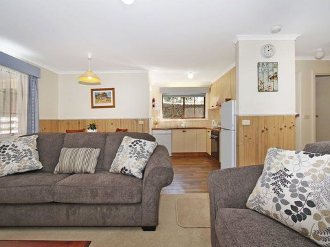 Cedar Cottage - Tudor Village - Accommodation Redcliffe 2