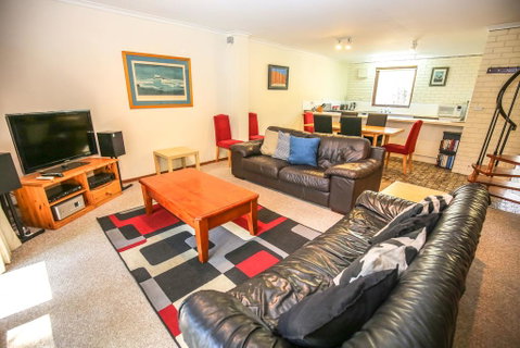 Cedar Holiday Units - Apartment 1 - Accommodation Redcliffe 1