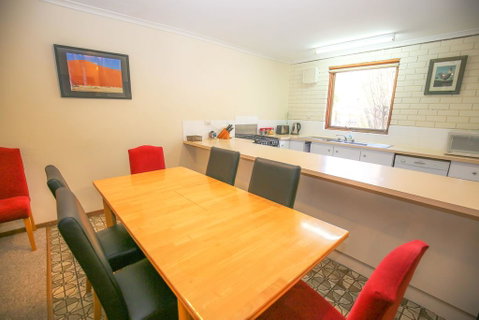 Cedar Holiday Units - Apartment 1 - Accommodation Redcliffe 3