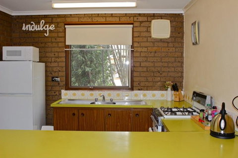 Cedar Holiday Units - Apartment 3 - Accommodation Redcliffe 3