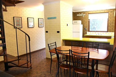 Cedar Holiday Units - Apartment 3 - Accommodation Redcliffe 1
