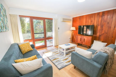 Cedar Holiday Units - Apartment 5 - Accommodation Redcliffe 1