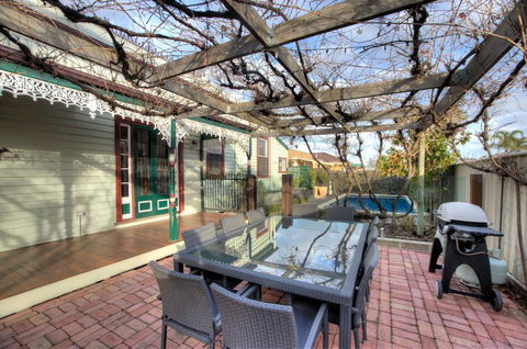 Central Charm - Accommodation Redcliffe 0