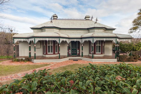 Central Charm - Accommodation Redcliffe 1