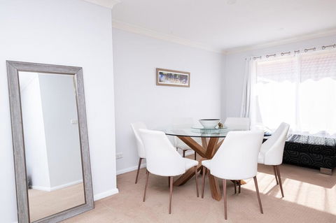 Central March 2 Bed, Walk Everywhere - Accommodation Redcliffe 2
