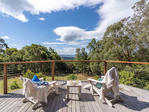 Chalet Beaumont - Alluring Appeal & Stunning Views - Accommodation Redcliffe 1