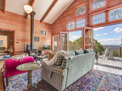 Chalet Beaumont - Alluring Appeal & Stunning Views - Accommodation Redcliffe 2