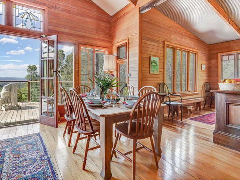 Chalet Beaumont - Alluring Appeal & Stunning Views - Accommodation Redcliffe 3