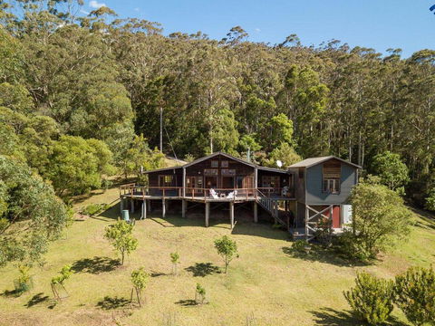 Chalet Beaumont - Alluring Appeal & Stunning Views - Accommodation Redcliffe 0