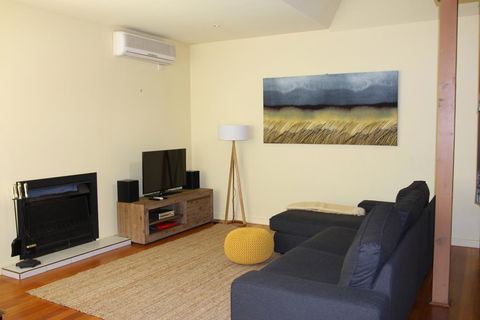Charbella - Accommodation Redcliffe 0