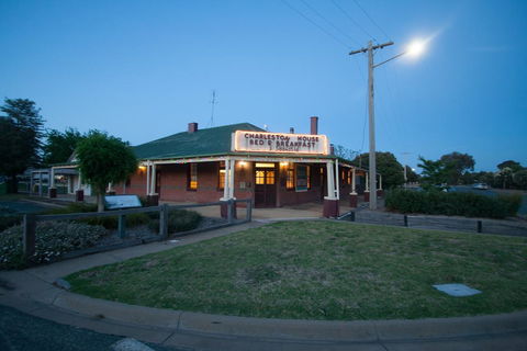Charleston House Mathoura - Accommodation Redcliffe 2