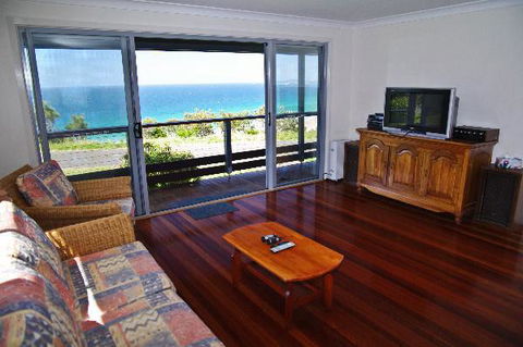 Charm Cottage, 58 Skyline Crescent - Accommodation Redcliffe 3