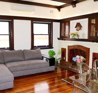Charming  Cosy Home With City Views - Accommodation Redcliffe