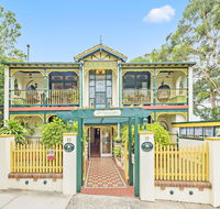 Charrington Hotel - Accommodation Redcliffe