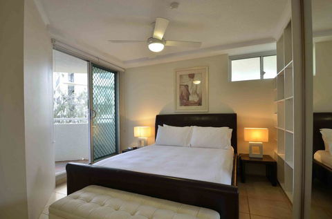 Chateau Royale Beach Resort - Accommodation Redcliffe 2