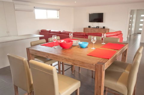 Chevallier - Accommodation Redcliffe 1