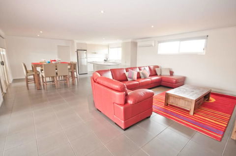 Chevallier - Accommodation Redcliffe 2