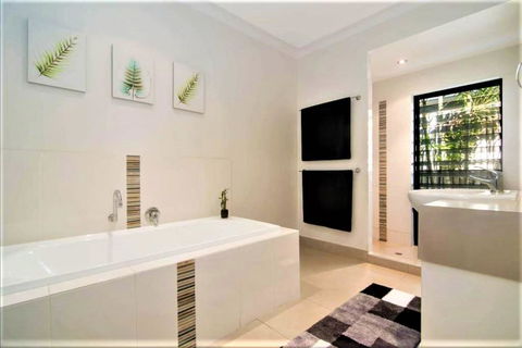 Chez Brolga - Accommodation Redcliffe 1