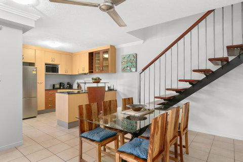 Chic City Apartment With Waterfront Views - Accommodation Redcliffe 3