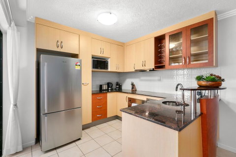 Chic City Apartment With Waterfront Views - Accommodation Redcliffe 2