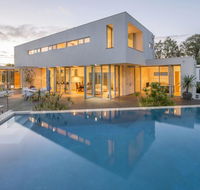 Cinque - Luxury Family Home with Pool Close to Beach and Town - Accommodation Redcliffe