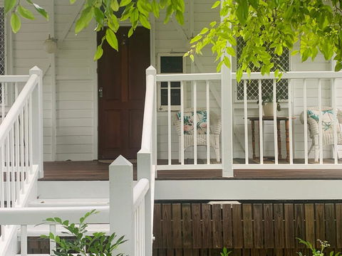 Classic Q'slander, Huge Deck, Pool, Cowboy Stadium - Accommodation Redcliffe 1