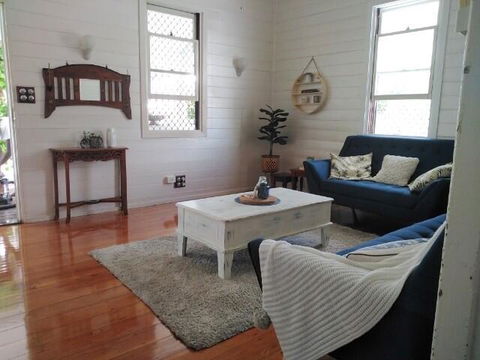 Classic Q'slander, Huge Deck, Pool, Cowboy Stadium - Accommodation Redcliffe 2