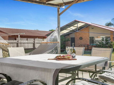 Cleveland Place - Walk To Beach And Shops - Accommodation Redcliffe 0